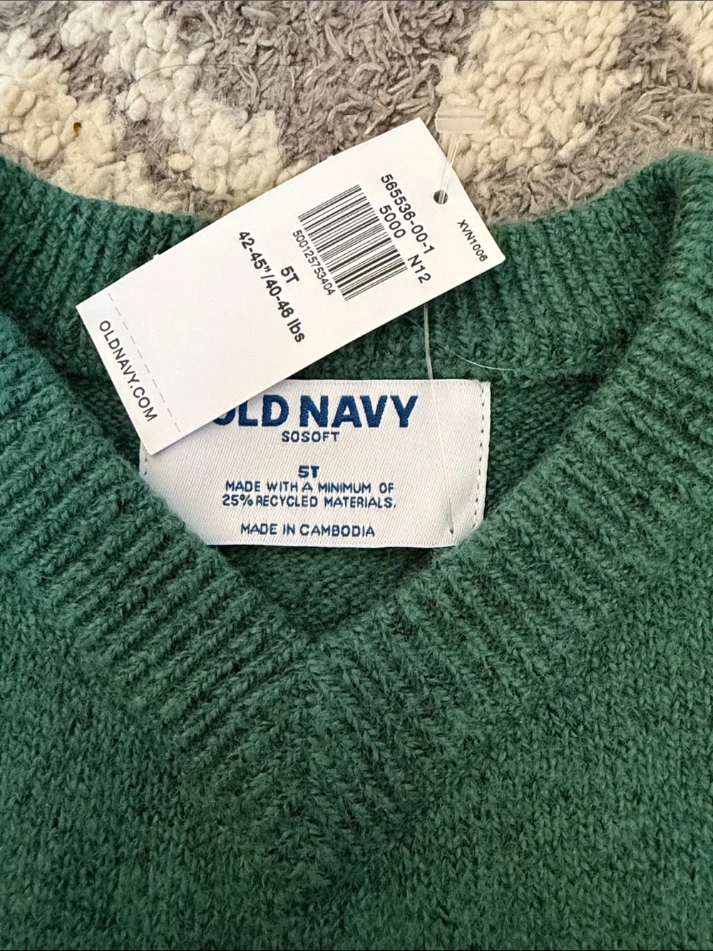 Old Navy boys’ Christmas hockey Santa sweater jersey, size 5T NWT!